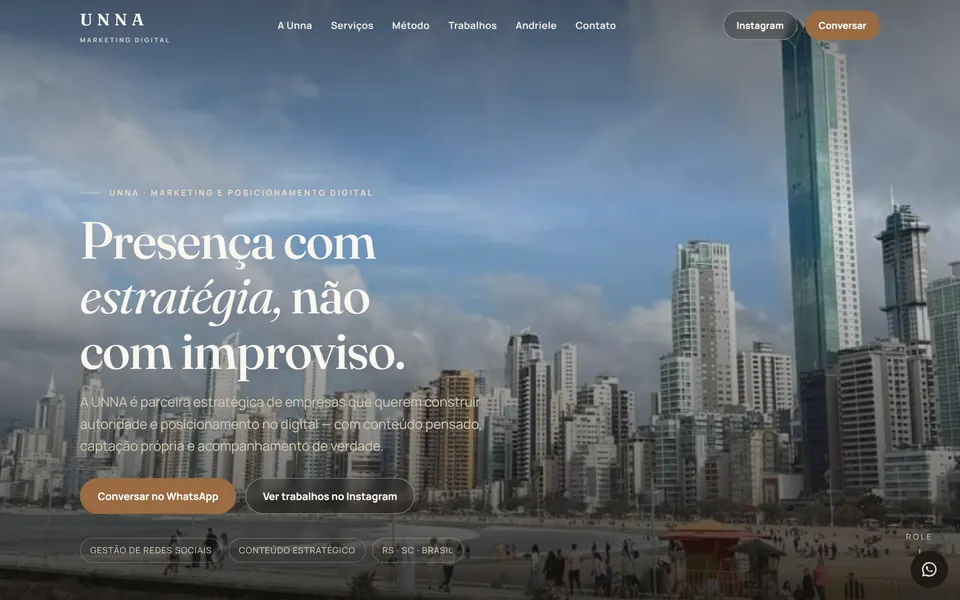 Site da UNNA Marketing Digital aberto no computador