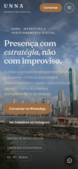 Site da UNNA Marketing Digital aberto no celular